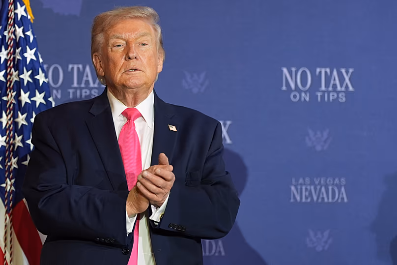 Donald Trump amerikai elnök a borravalók adómentességéről szóló kerekasztal-esemény színpadán áll Las Vegasban, 2026. április 16-án