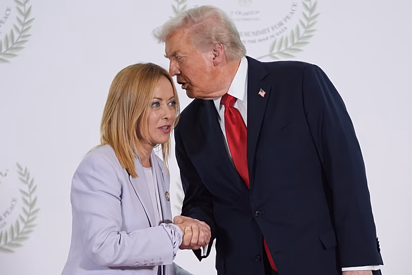 Donald Trump amerikai elnök köszöntötte Giorgia Meloni olasz miniszterelnököt a Sharm El Sheikhben tartott csúcstalálkozón, 2025. október 13-án