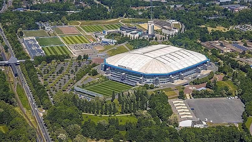 A Veltins-Aréna légi felvétele. A föld alatt több kilométernyi rozsdamentes acélcsövek rejtőznek: a sörvezeték.