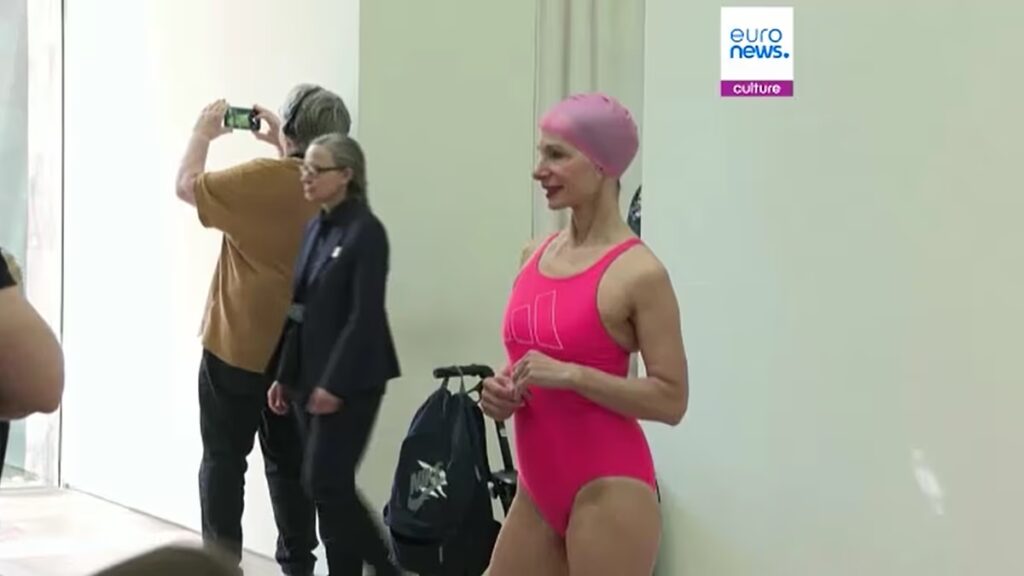 Bikiniben a múzeumban, hogy felfedezze Cezanne fürdőzőit