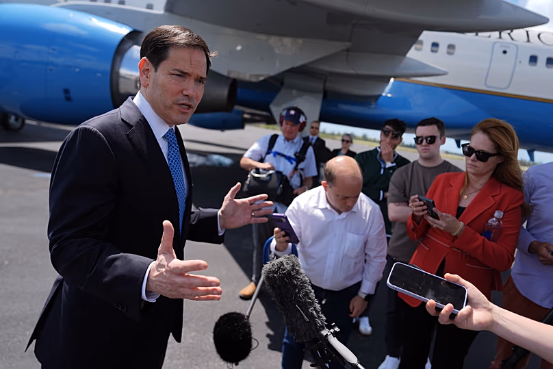 Marco Rubio külügyminiszter 2026. május 21-én beszél a sajtóval, mielőtt felszállna gépére a Homestead légibázison. (AP Photo/Julia Demaree Nikhinson, Pool)