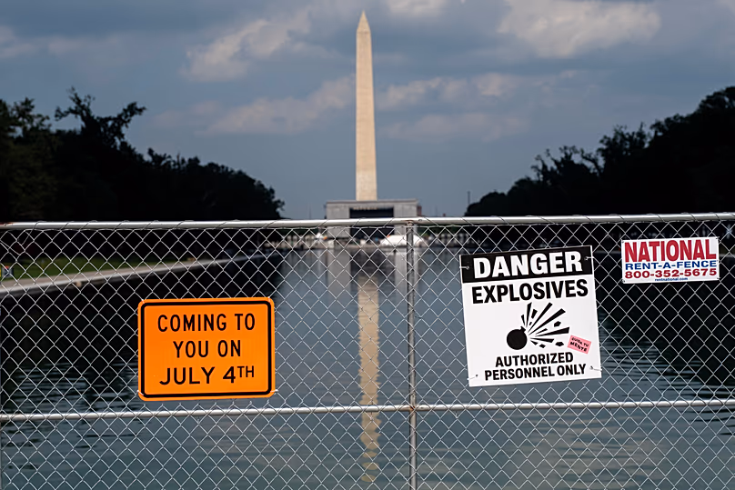 Jelzések és biztonsági kerítések robbanóanyagokra figyelmeztetnek a washingtoni Lincoln Memorial Reflecting Pool mellett, 2026. július 1.