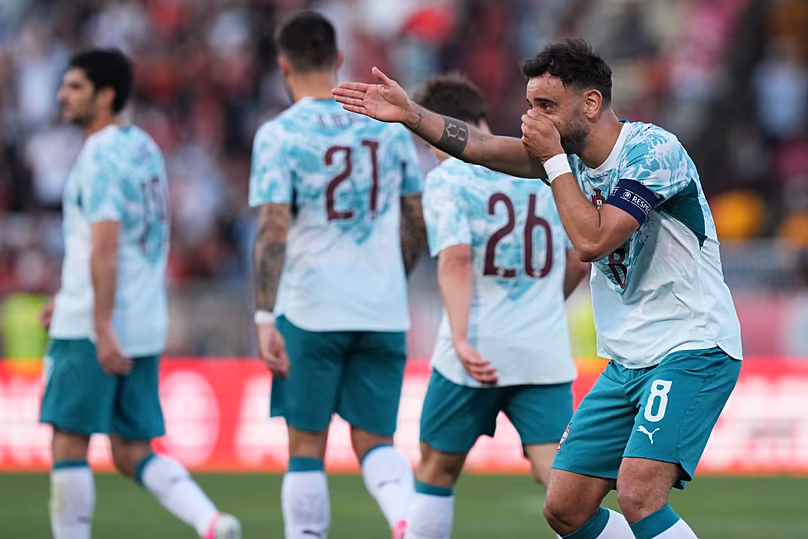 Bruno Fernandes ünnepel, miután gólt szerzett a Chile elleni felkészülési meccsen, 2026 júniusában