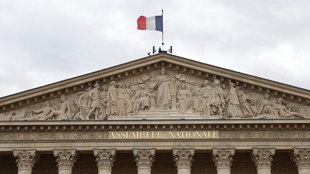 A francia Nemzetgyűlés a szenátus elutasítása után jóváhagyta a haldokló segélytörvényt